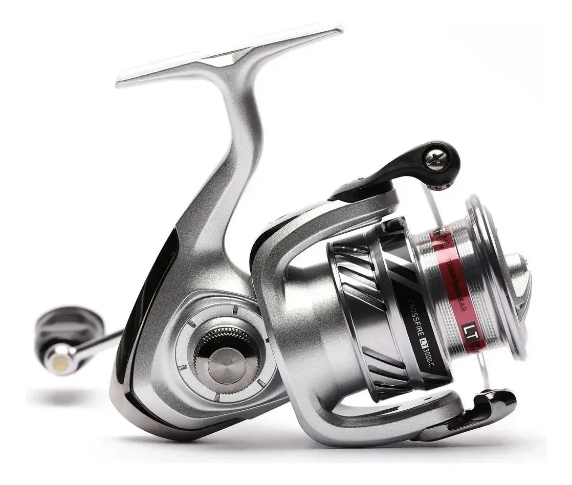 Molinete Daiwa Crossfire LT preto com detalhes dourados