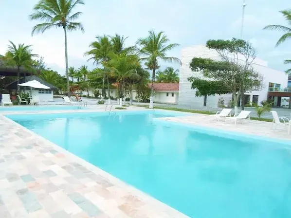 Fachada do Hotel Abrolhos, em Nova Viçosa