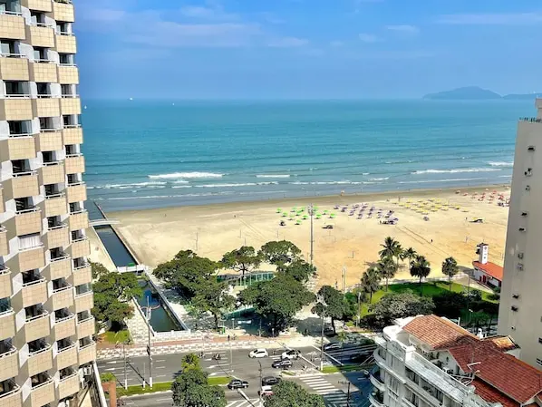 Fachada do Ibis Santos Gonzaga Praia