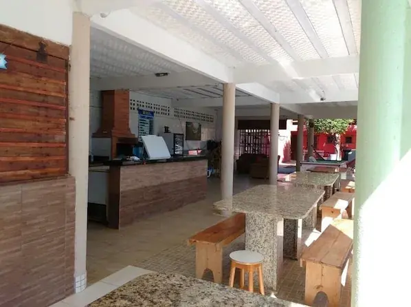 Área externa da Pousada Recanto dos Passaros, em Linhares