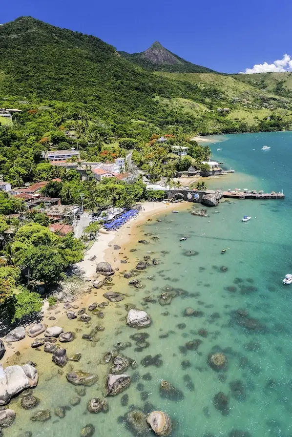 Piscina à beira-mar do Porto Pacuiba Hotel, em Ilhabela