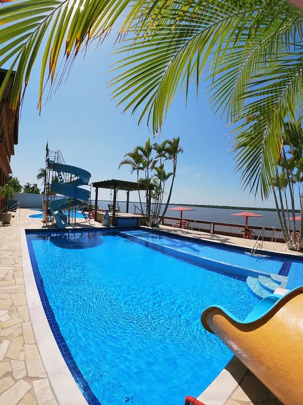 Área externa do Hotel Marazul, em Cananéia