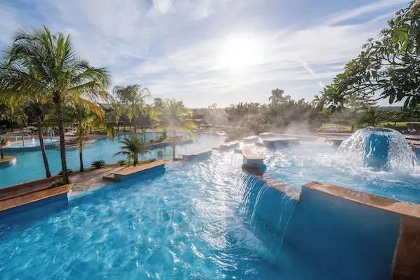 Fachada e piscinas do Blue Tree Thermas de Lins Resort