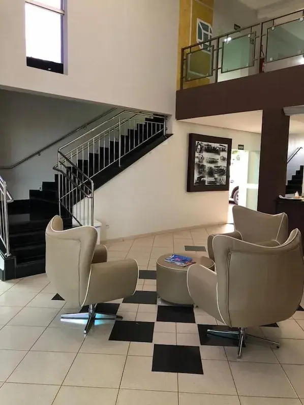 Fachada do Nioja Hotel, em Itumbiara