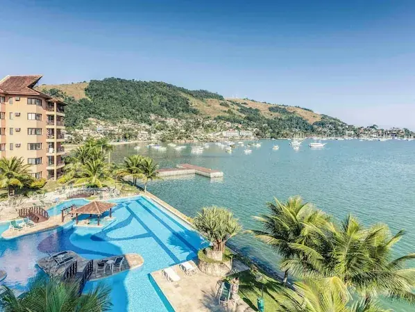Área externa do Hotel Nacional Inn, em Angra dos Reis
