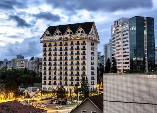 Área da piscina do Hotel Tannenhof, em Joinville