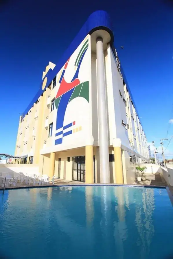 Área da piscina do Real Praia Hotel, em Aracaju