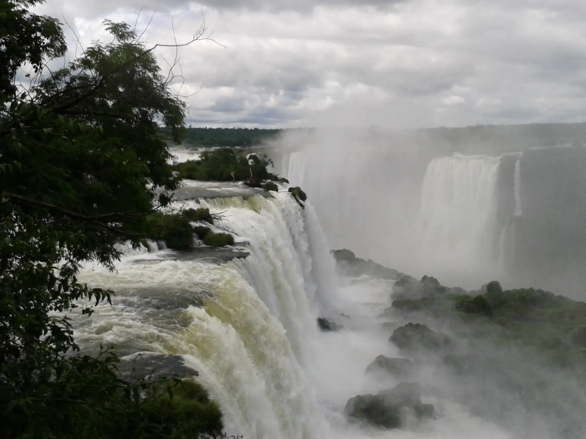 Rio Iguaçu nas Cataratas, destino de pesca de barco