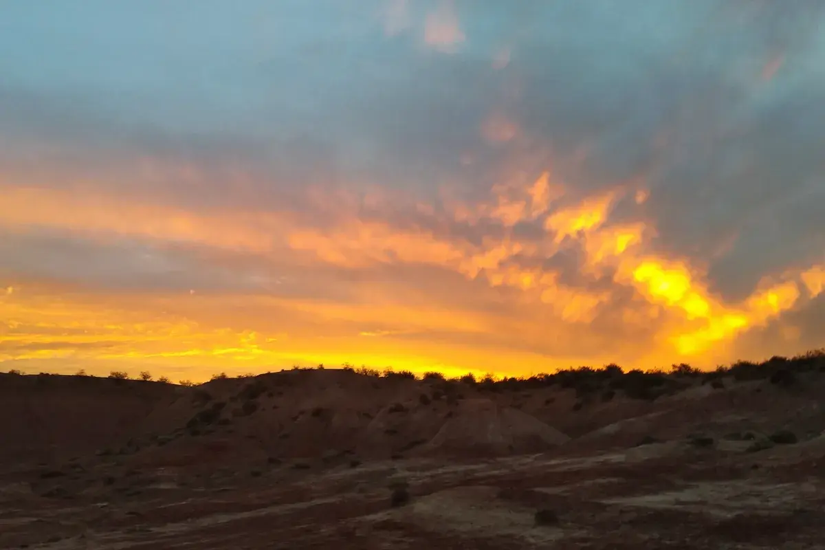 Entardecer sobre o rio Negro, na Patagônia argentina