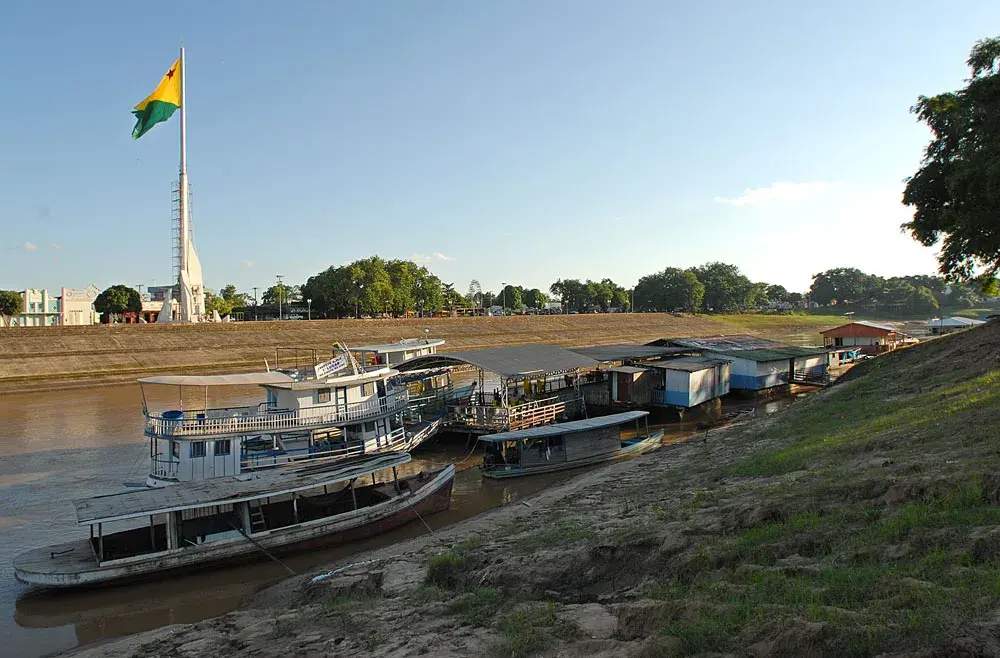 Barcos às margens do rio Xapuri, no Acre