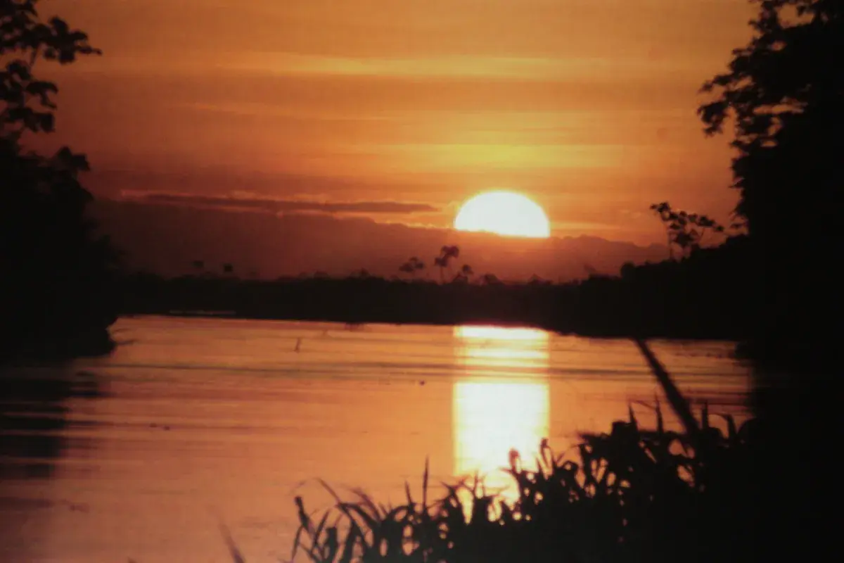 Pôr do sol sobre o Lago Piratuba, no Amapá