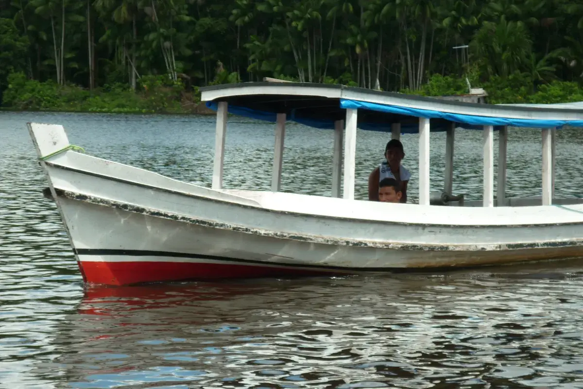 Transporte fluvial no rio Maracá, no Amapá