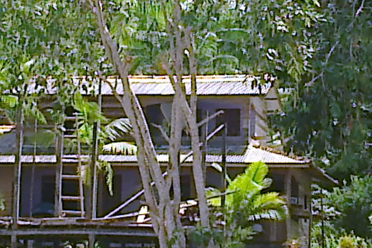 Ribeirinho em canoa no rio Matapi, no Amapá