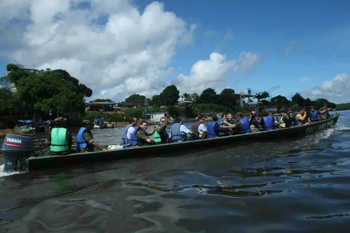 Voadeira navegando o rio Oiapoque, no Amapá
