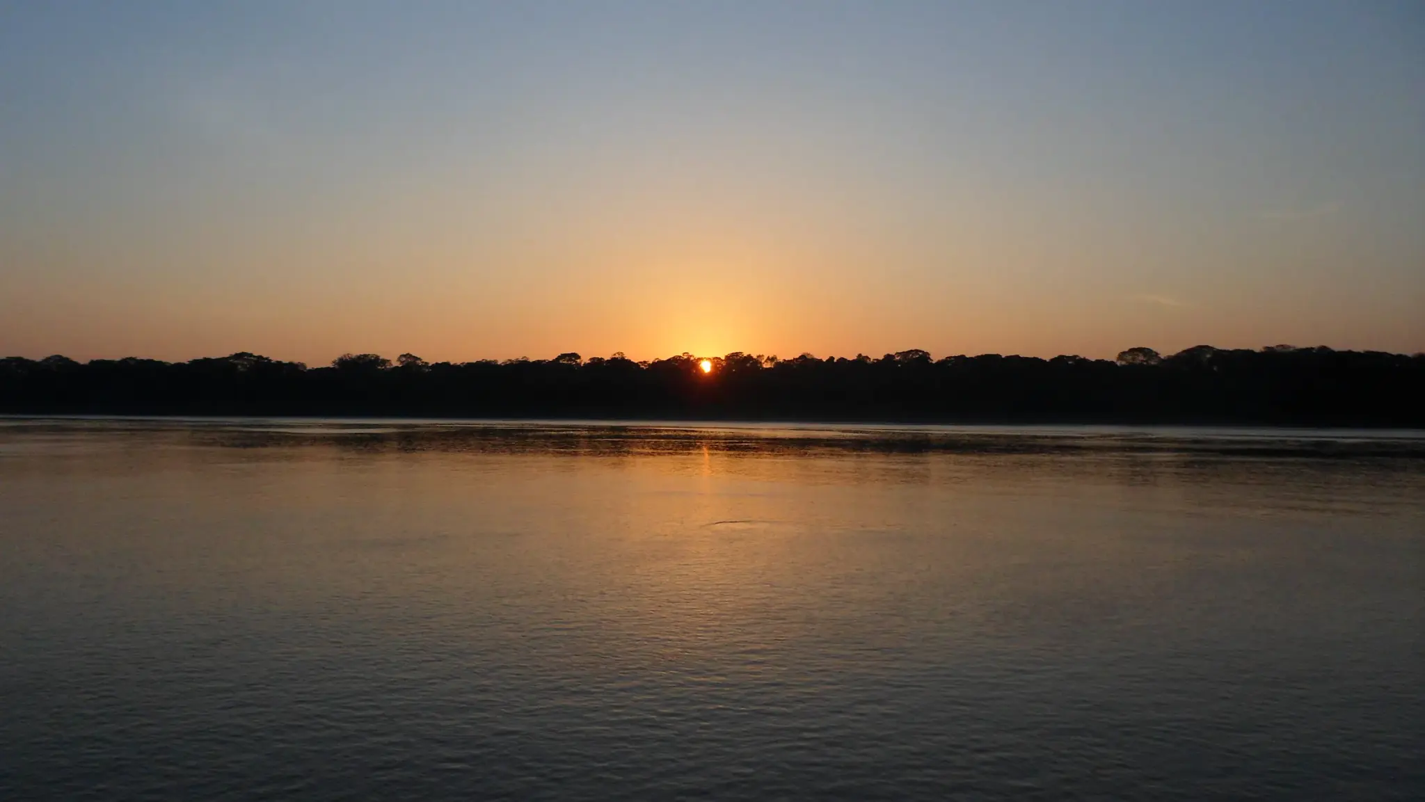 Descida do rio Madeira na floresta amazônica, em Borba
