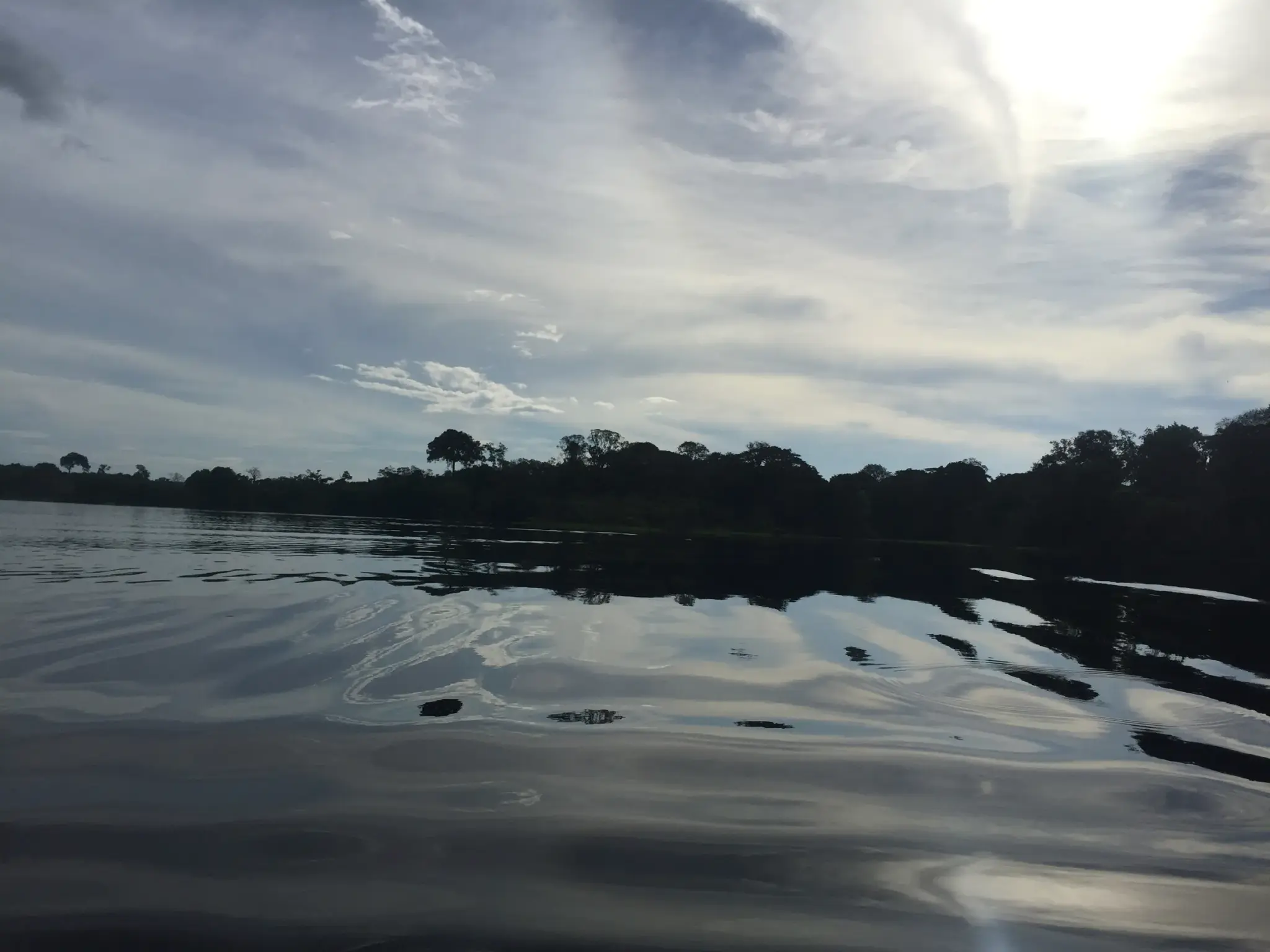 Águas e céu no rio, no sul do Amazonas