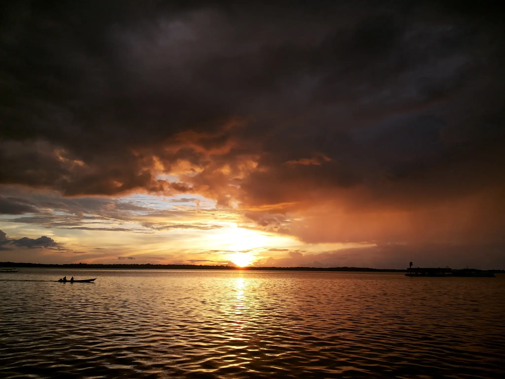 Pôr do sol no rio Amazonas