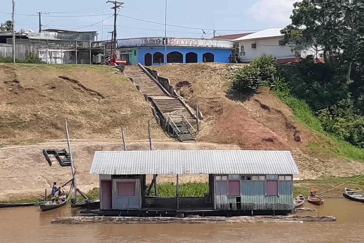 Casa flutuante no rio Tonantins, no Amazonas