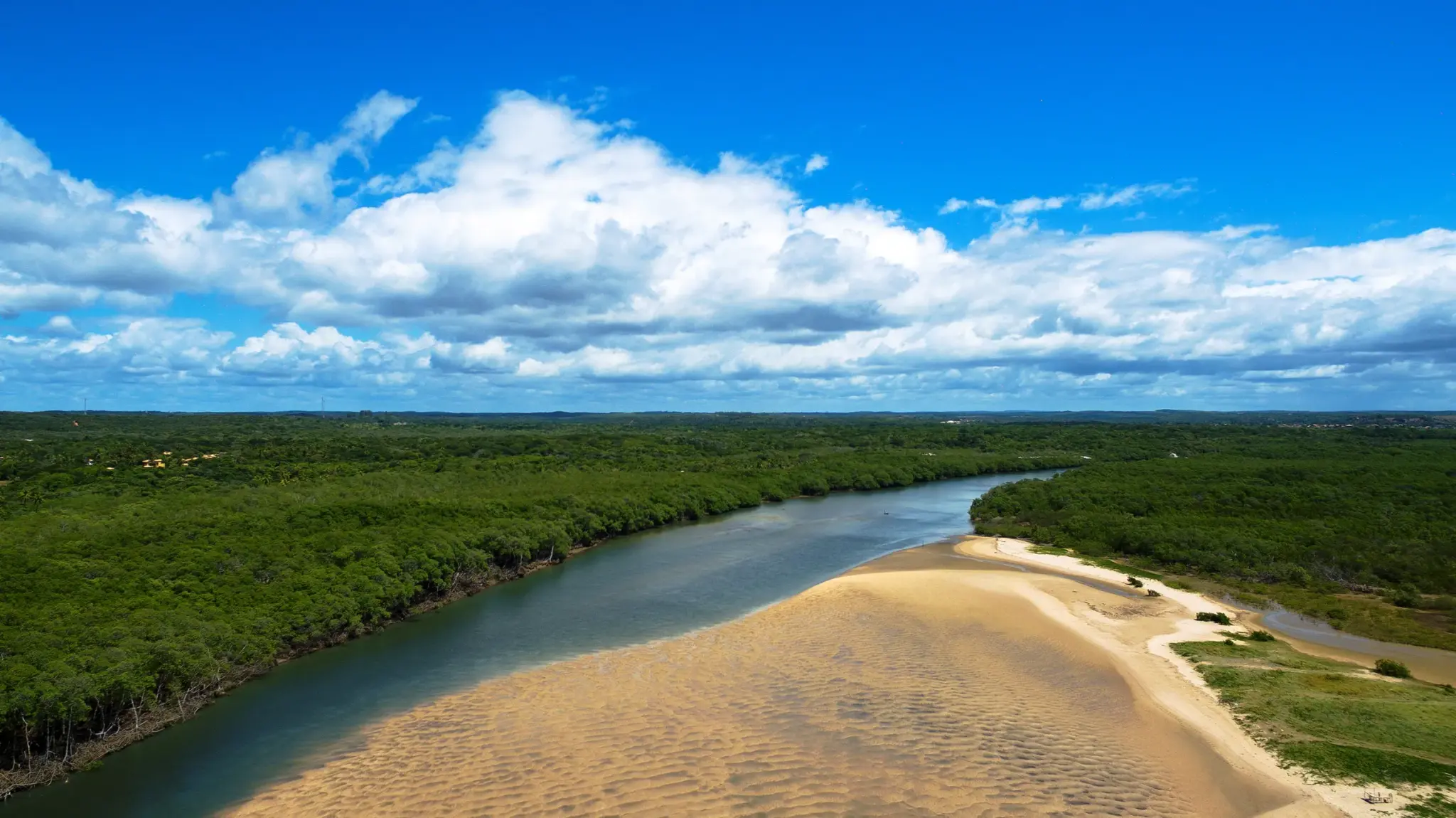 Rio Sauípe desaguando no mar, em Mata de São João, Bahia
