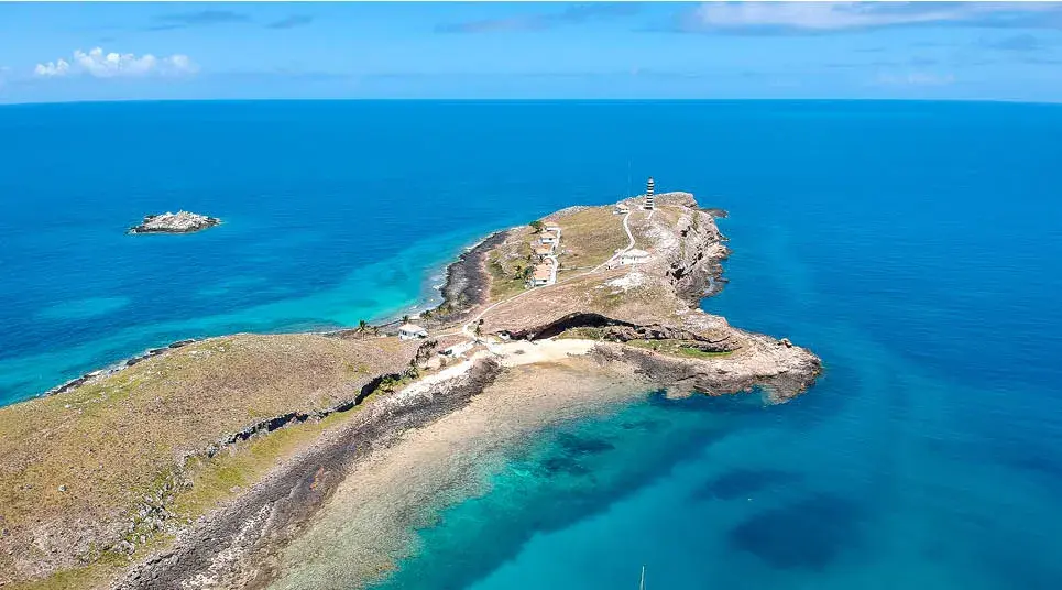 Arquipélago de Abrolhos com águas cristalinas e recifes, Bahia