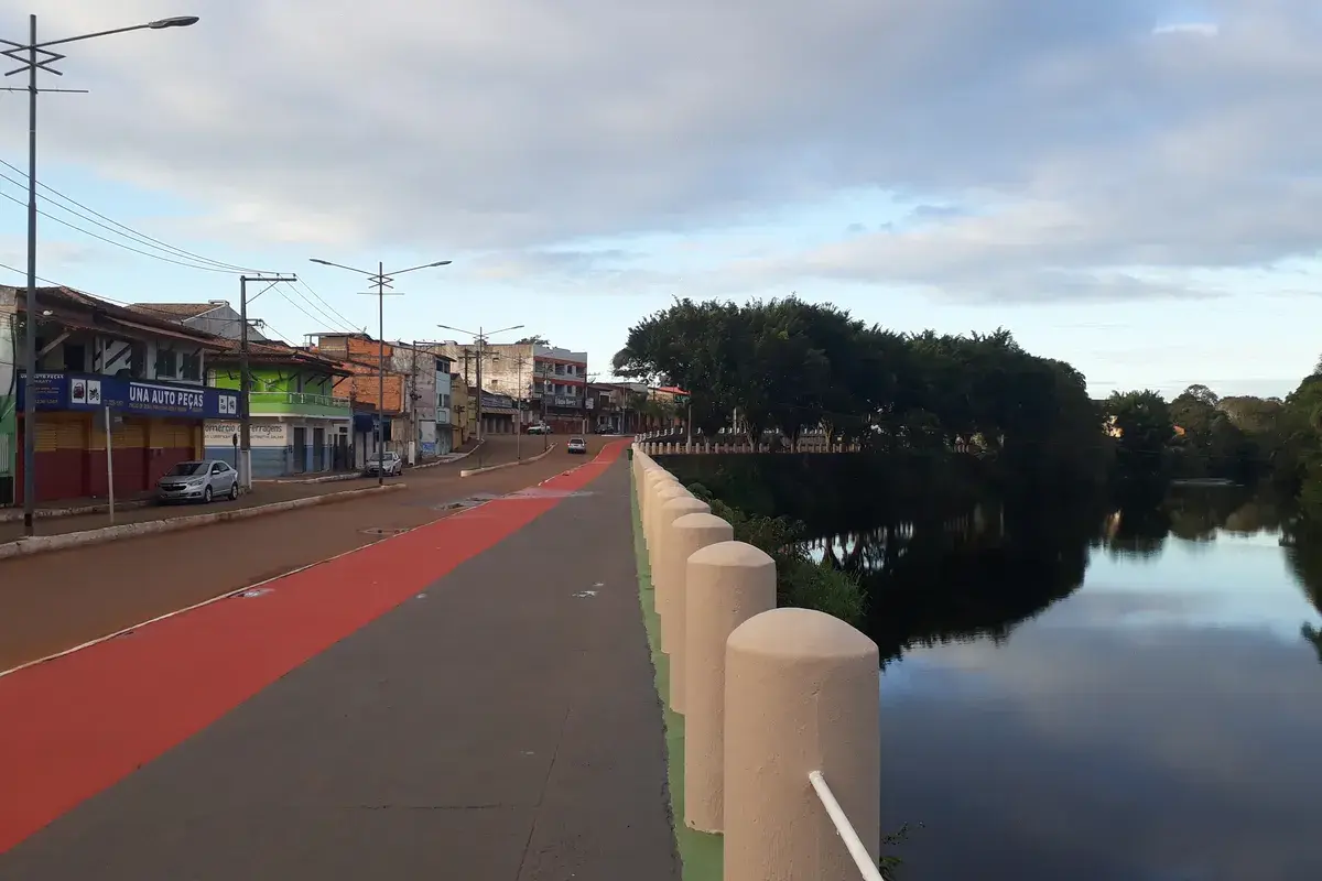 Rio Una cortando a cidade de Una, no sul da Bahia