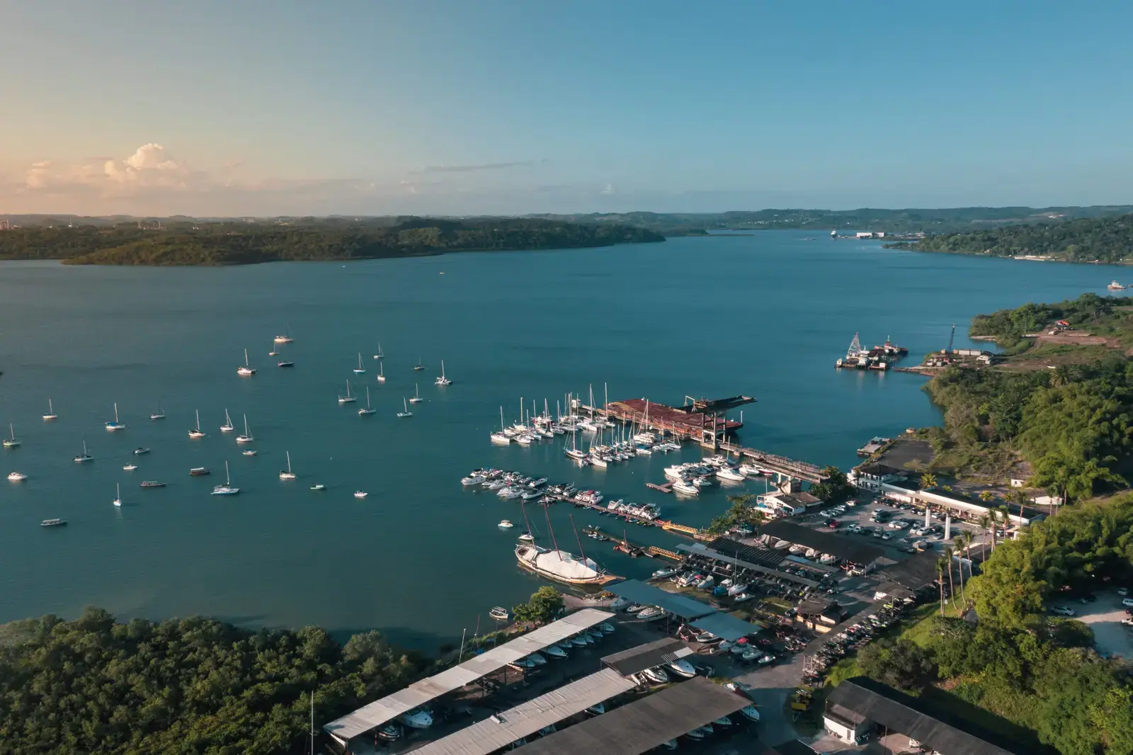 Vista da Baía de Aratu com manguezais, região metropolitana de Salvador