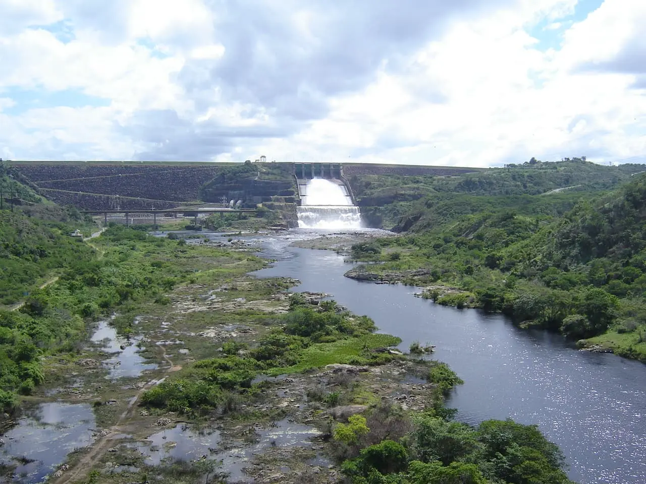 Paredão da Barragem Pedra do Cavalo represando o Rio Paraguaçu, no Recôncavo Baiano
