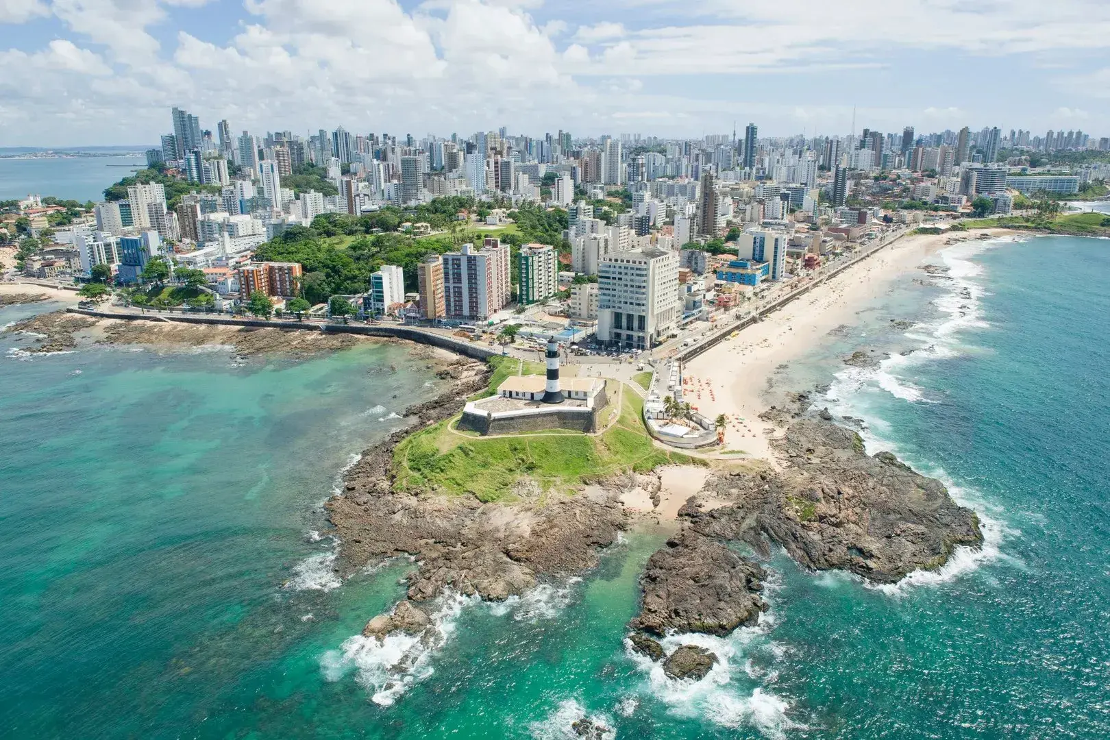 Vista do Farol da Barra em Salvador, Bahia, com o mar ao fundo