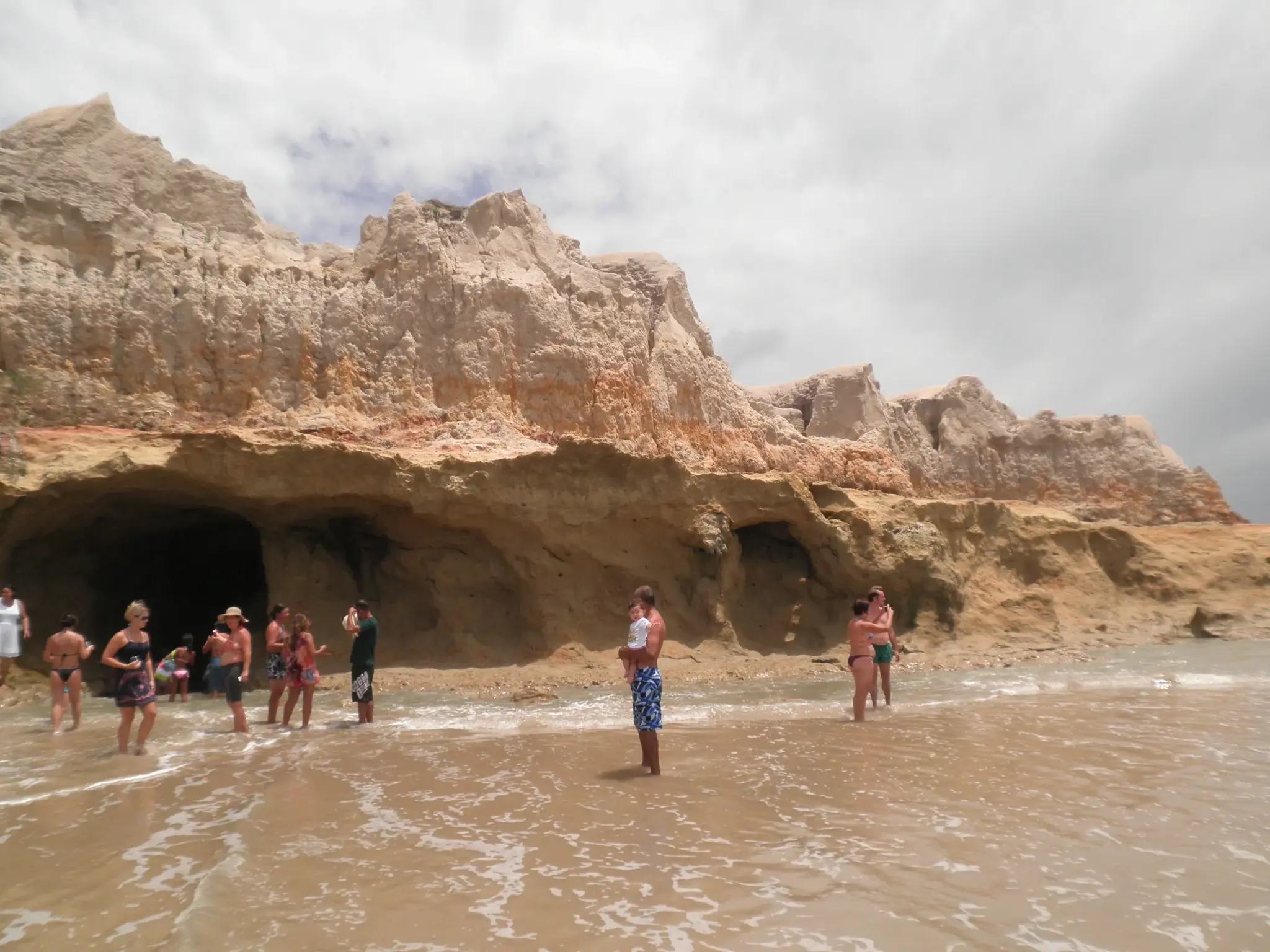 Falésias e praia em Beberibe, no Ceará