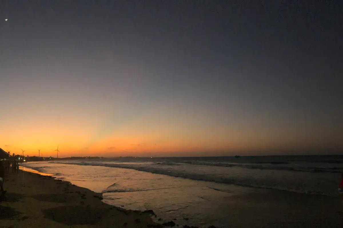 Pôr do sol na praia de Flecheiras, em Trairi, no Ceará