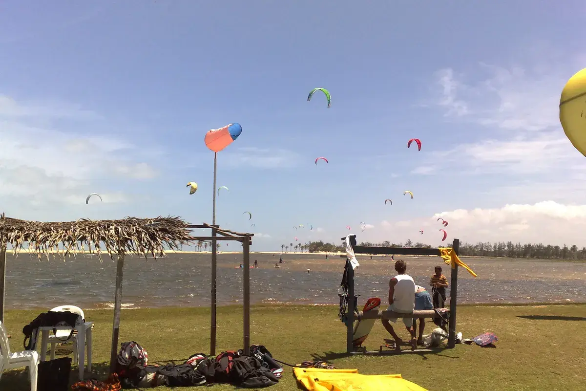 Lagoa do Cauípe com kitesurf ao fundo, em Caucaia