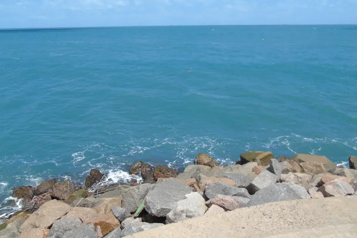 Praia de Fortaleza com ondas quebrando junto à faixa de areia