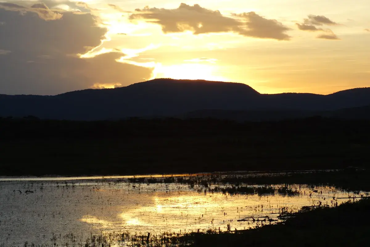 Açude Angicos ao pôr do sol, em Coreaú, no Ceará
