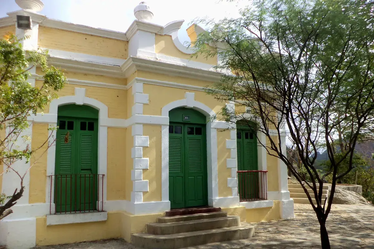 Açude do Cedro entre os monólitos de Quixadá, no Ceará