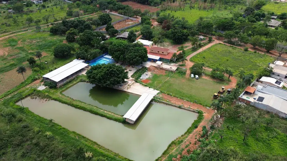 Vista aérea do Recanto Familiar Clube Pesqueiro no Gama, mostrando o lago e a estrutura de lazer