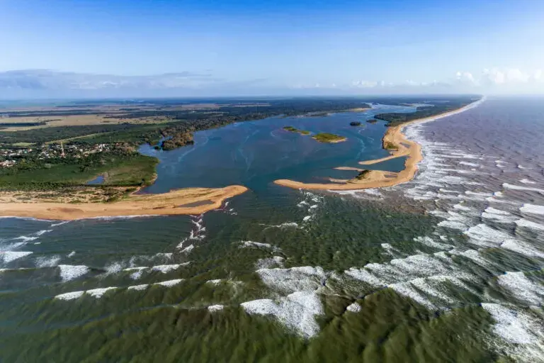 Foz do Rio Doce encontrando o mar na praia de Regência, em Linhares