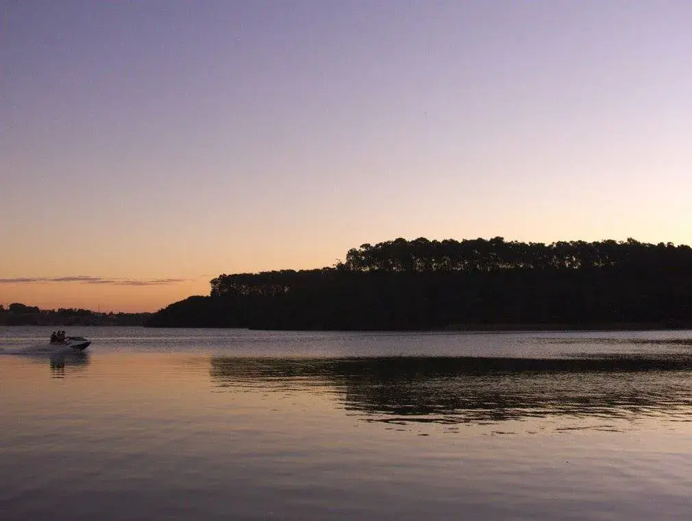 Lagoa Maimbá ao entardecer, entre Anchieta e Guarapari