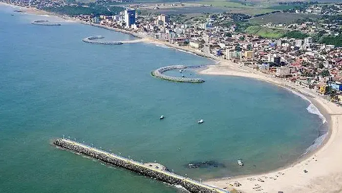 Costão rochoso em Marataízes com mar azul