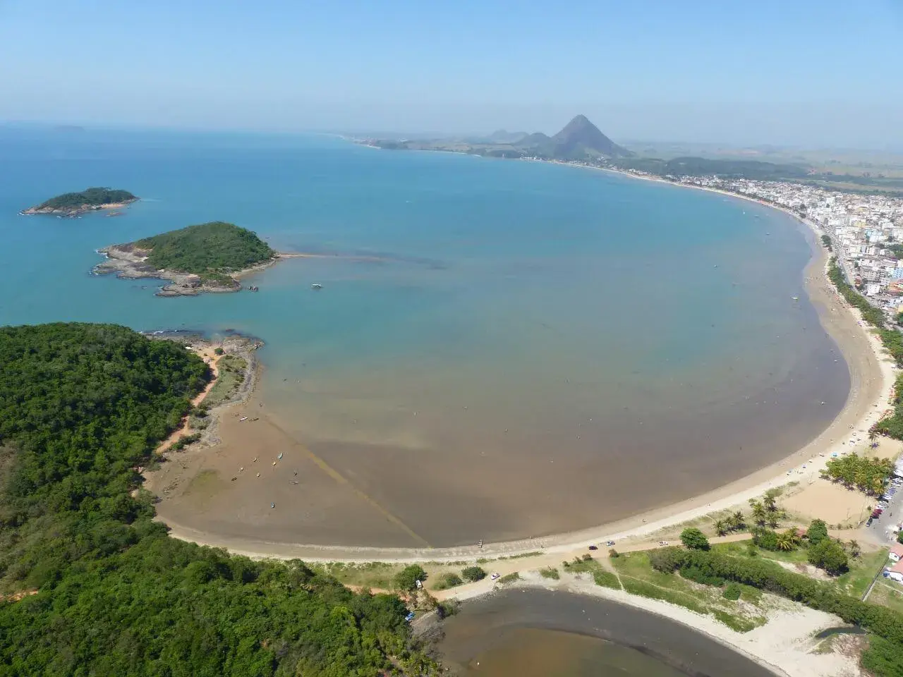 Vista aérea da orla de Piúma, com a Ilha do Gambá logo em frente à praia e o Monte Aghá ao fundo
