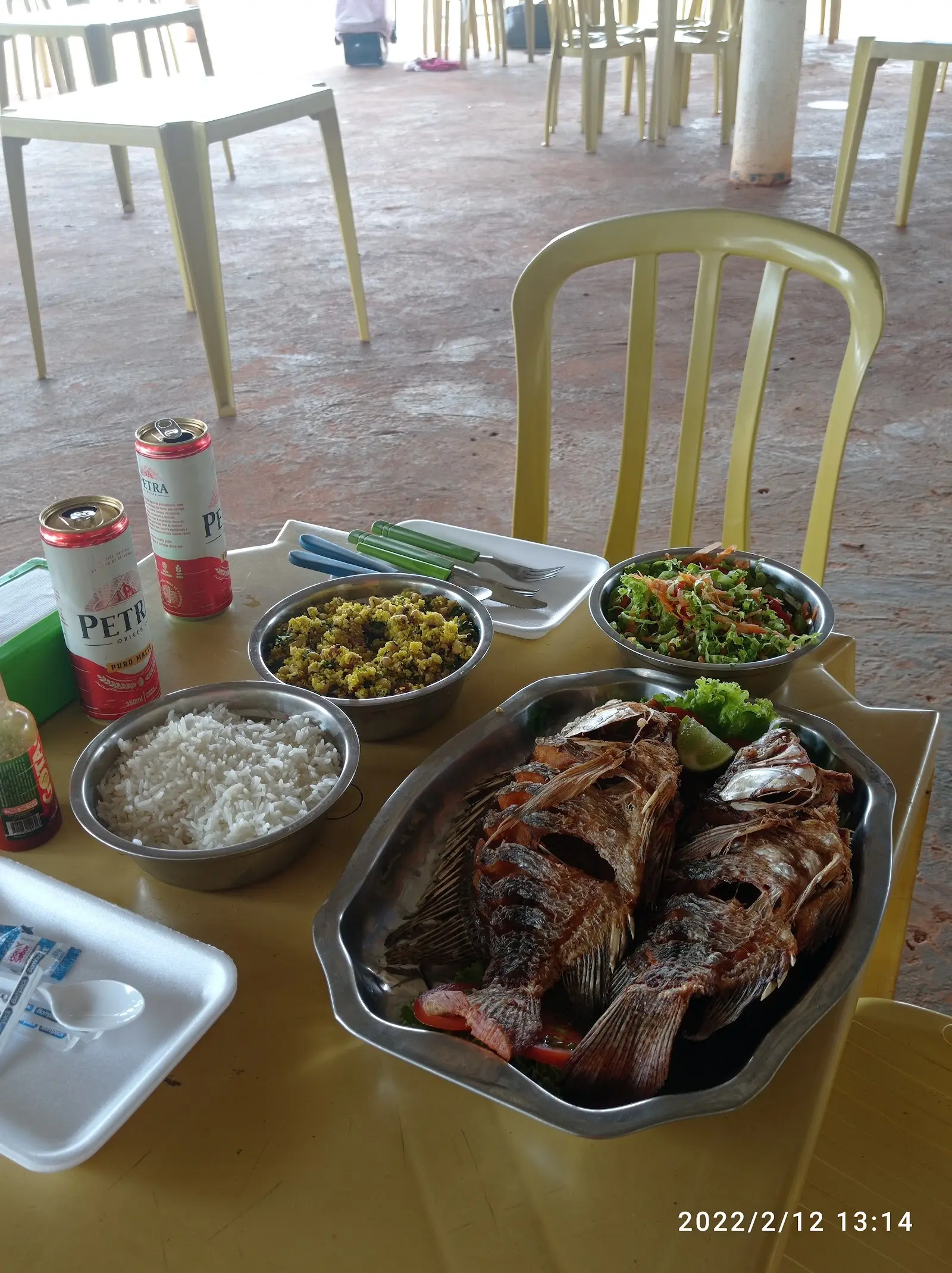 Tilápias fritas inteiras com arroz, farofa e salada numa mesa do Boa Vista Lorim