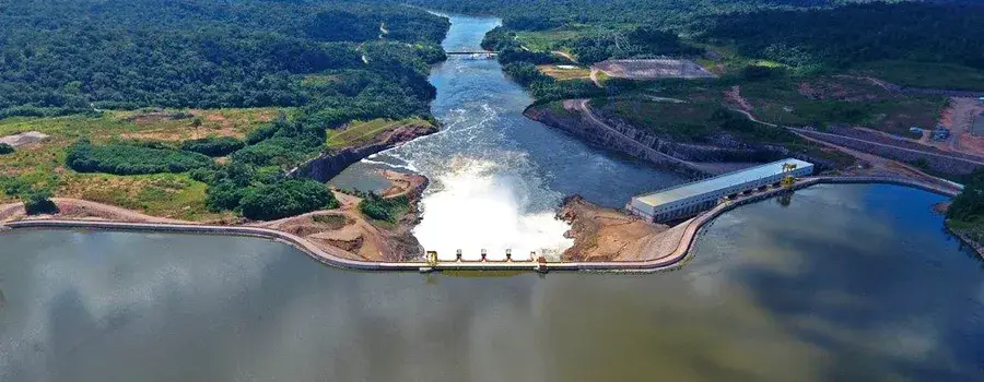 Vista do espelho d'água da Represa Corumbá 3, em Goiás, com margens de vegetação baixa
