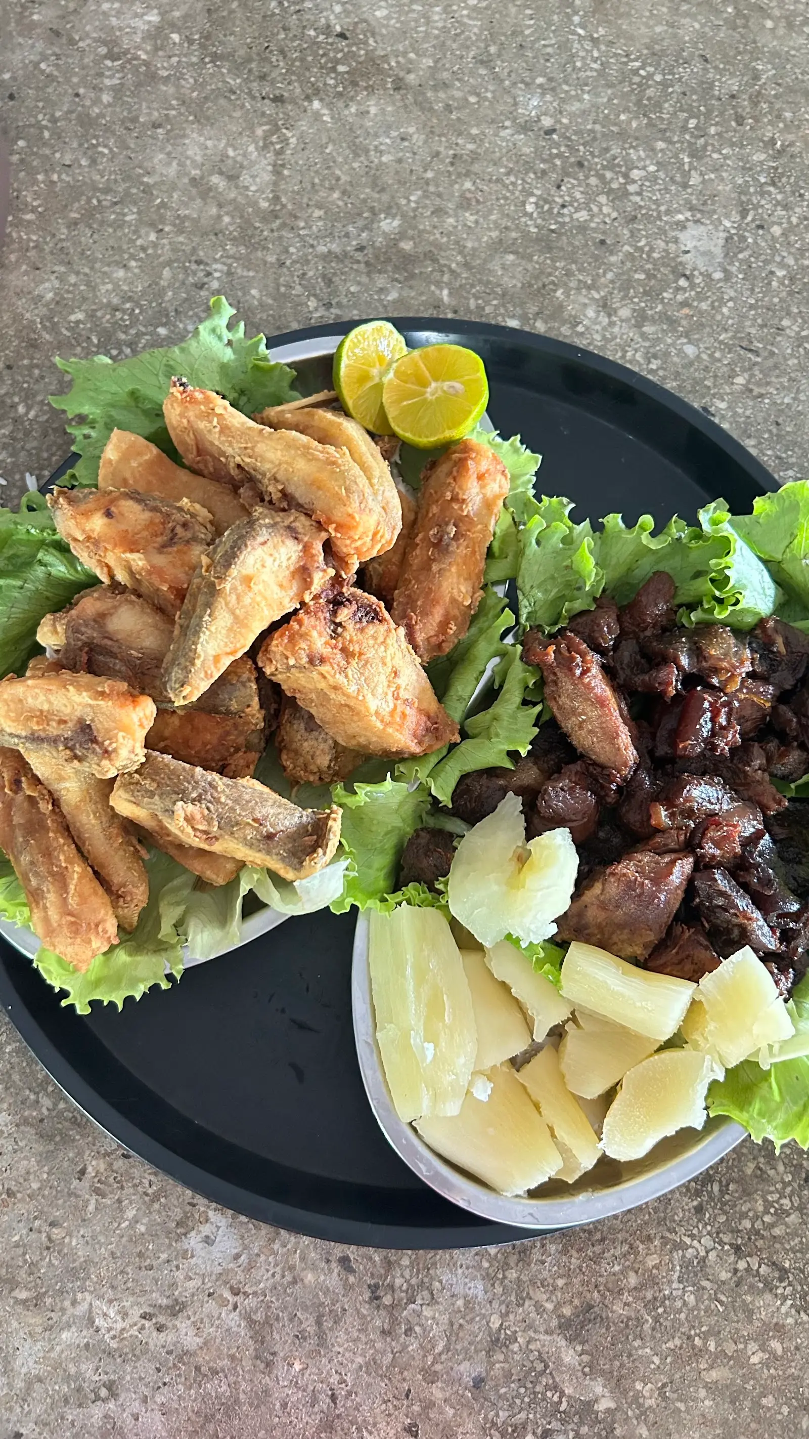 Porção de peixe frito, carne e mandioca servida no Clube de Pesca Manancial, em Faina