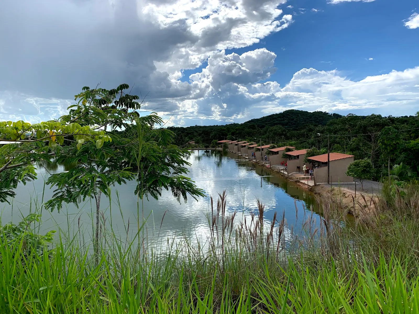 Lago do Pesque-Pague Tambaqui com a fileira de quiosques na margem