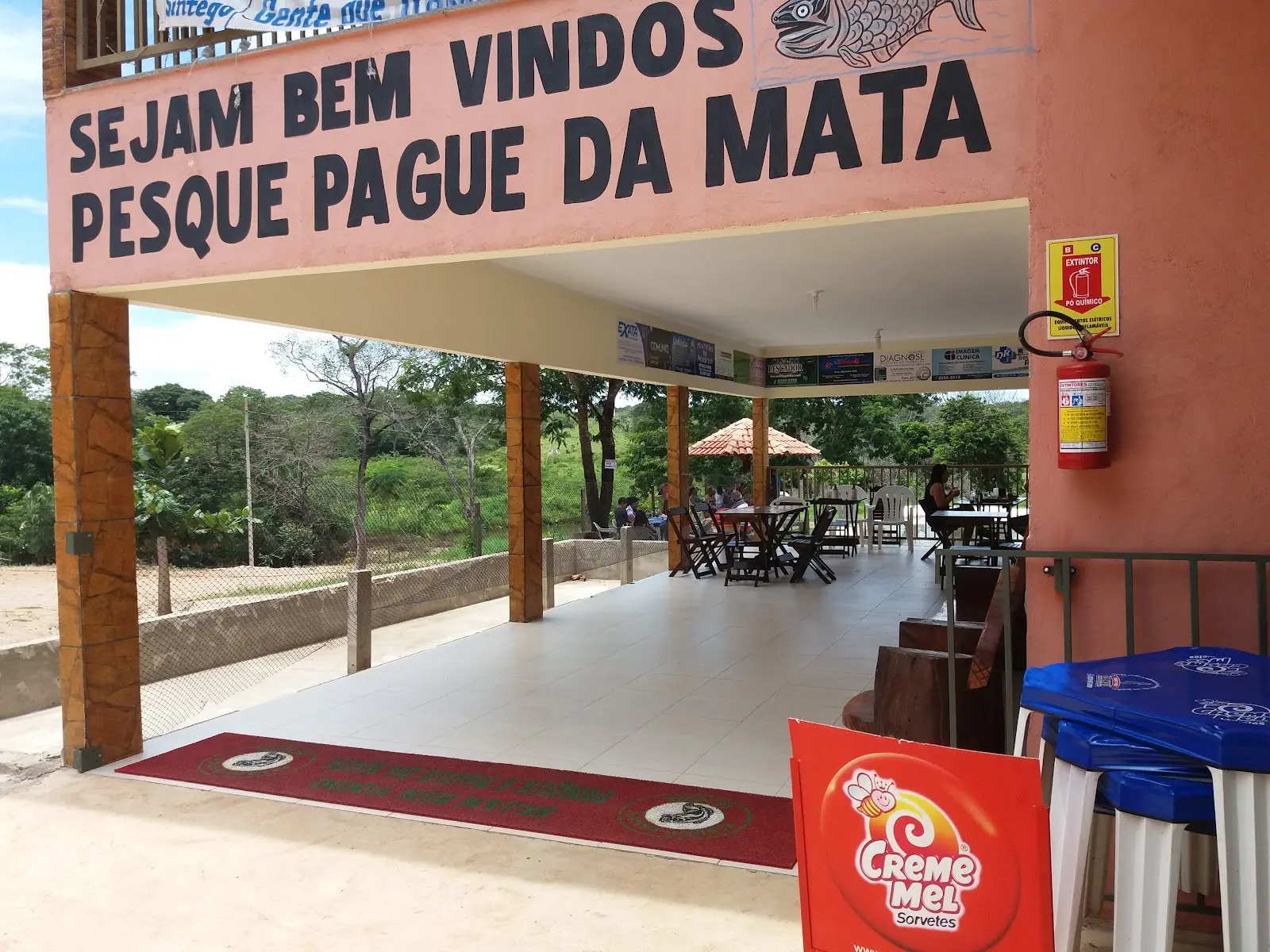 Varanda coberta com mesas do Pesque e Pague Damata, em Niquelândia