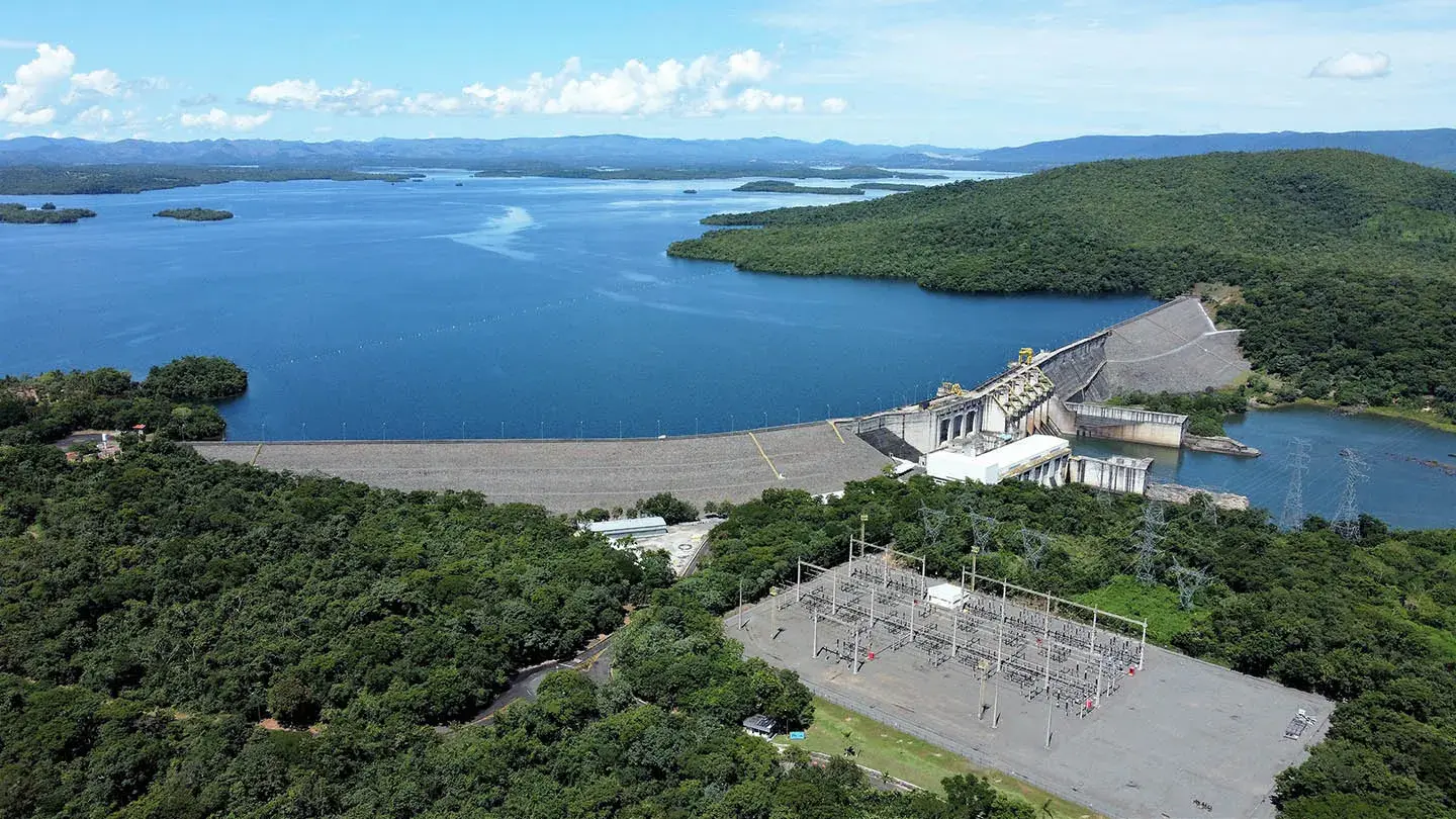 Lago da Represa Cana Brava, em Minaçu, com a barragem da usina ao fundo