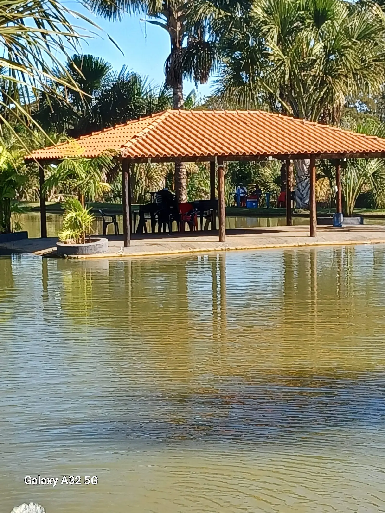 Quiosque de telhado cerâmico à beira do lago do Clube de Pesca Paraíso Verde, em Campo Limpo de Goiás