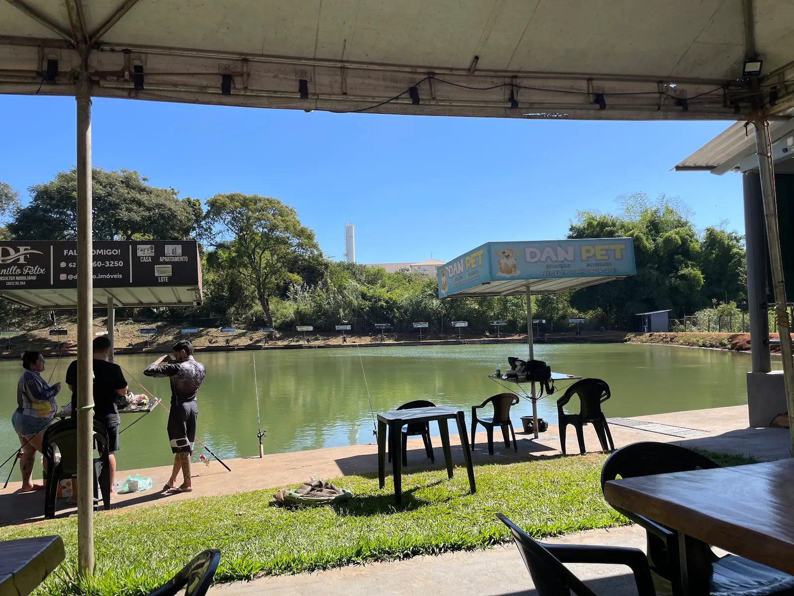 Lago do Jóquei Pesca e Lazer visto da área coberta, com pescadores na margem