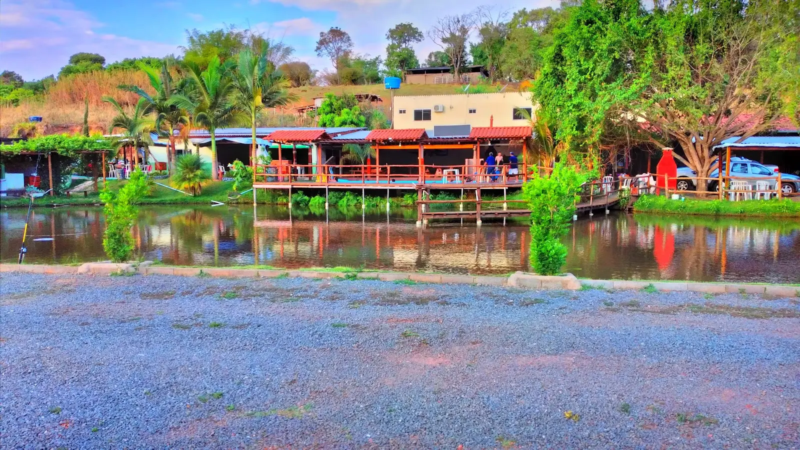 Lago do Recanto Pantaneiro com deck de madeira e área coberta, em Interlândia, Anápolis