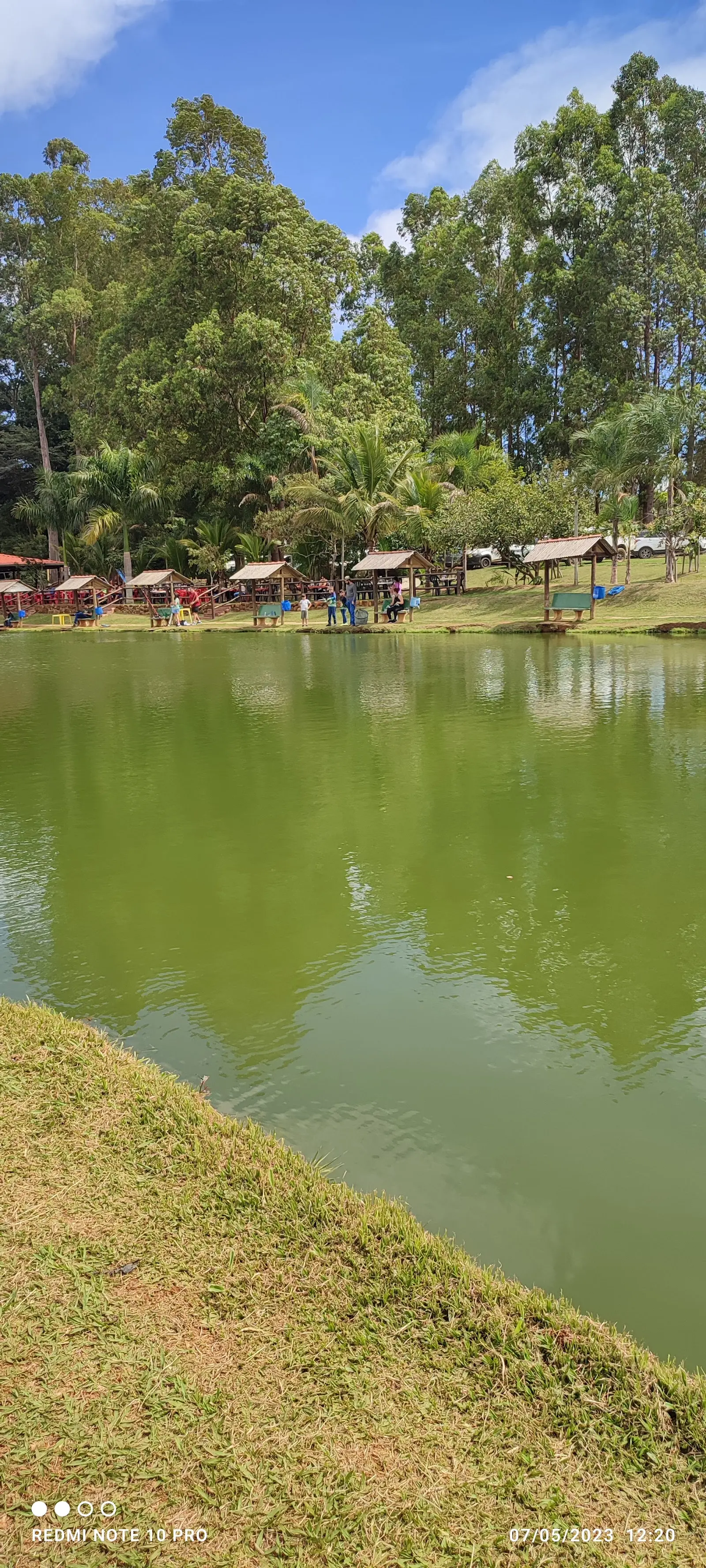 Lago do Pesque e Pague Recanto das Perdizes com quiosques e mata ao fundo