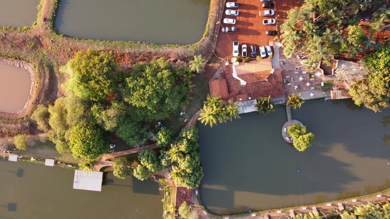 Vista aérea do Pesque Pague Cabritinho, com tanques, restaurante e estacionamento